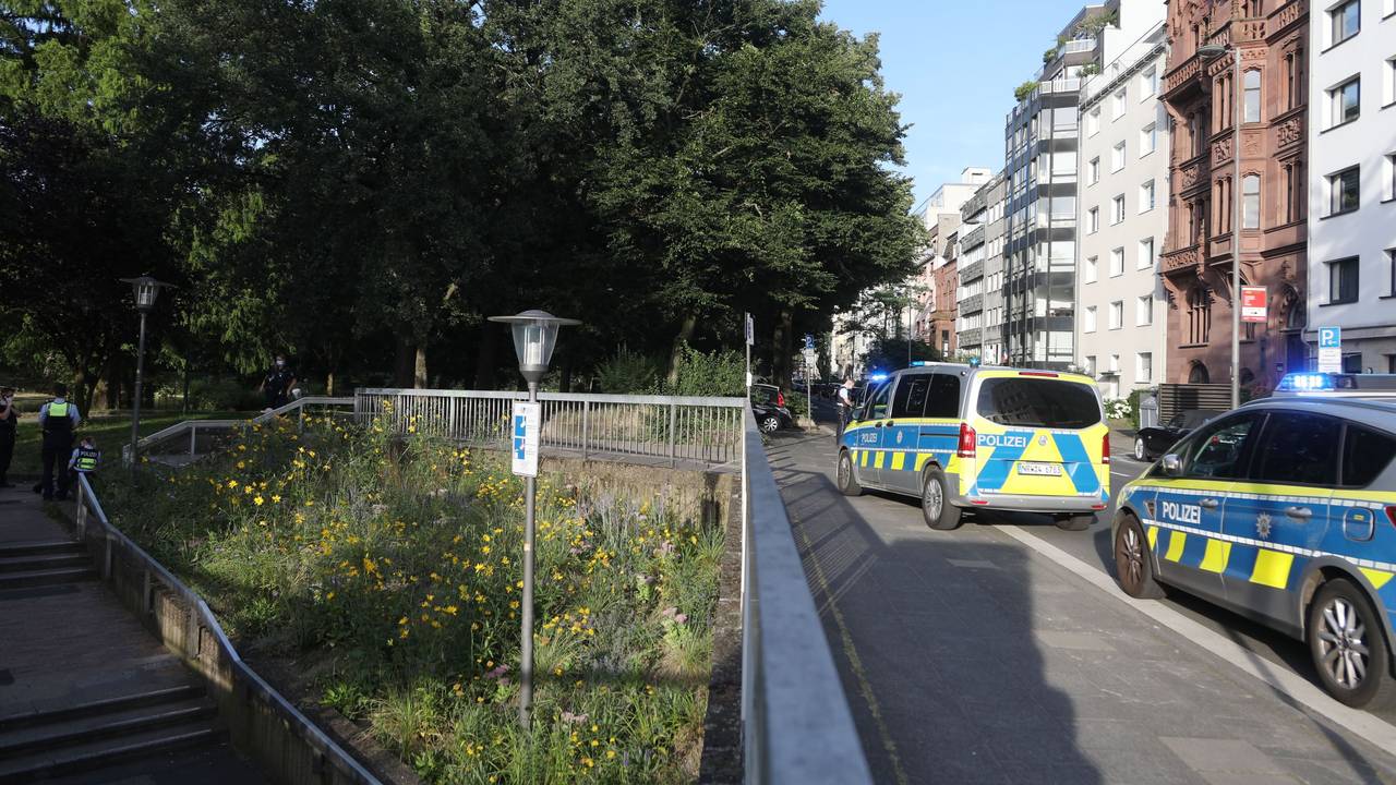 Mehrere Streifenwagen der Kölner Polizei stehen bei einer Kontrolle am Ebertplatz.