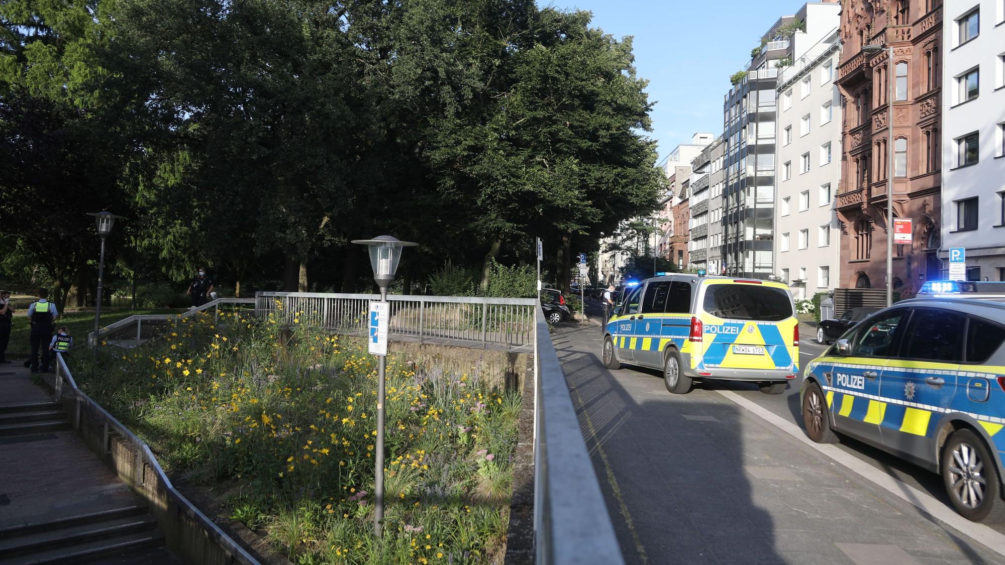 Mehrere Streifenwagen der Kölner Polizei stehen bei einer Kontrolle am Ebertplatz.