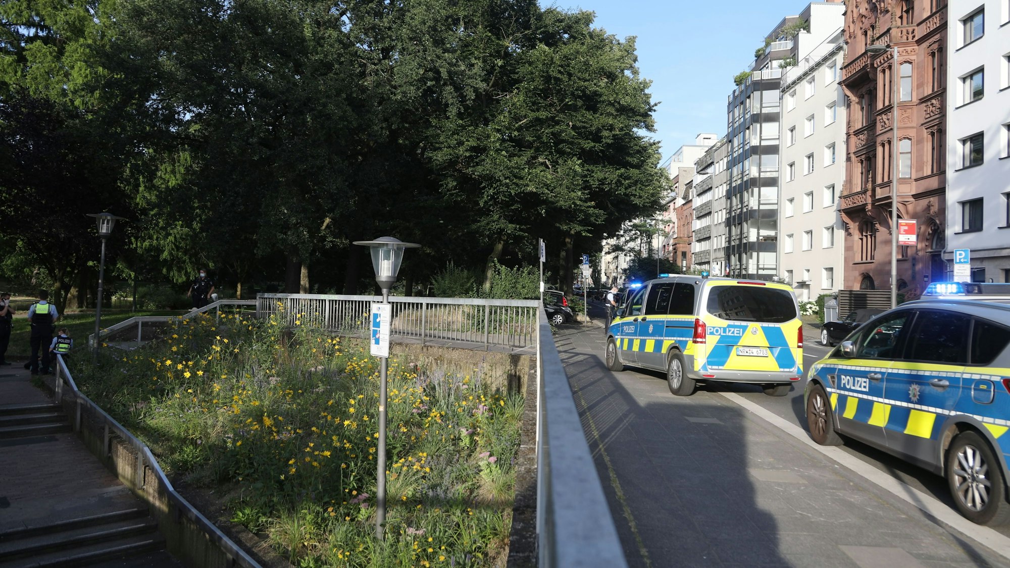 Mehrere Streifenwagen der Kölner Polizei stehen bei einer Kontrolle am Ebertplatz.