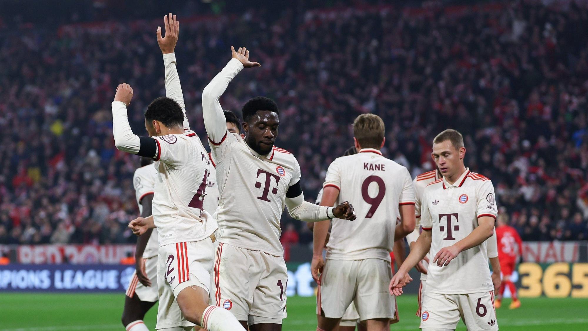 Alphonso Davies am Mittwoch (6. November 2024) neben Jamal Musiala (l.), Harry Kane und Joshua Kimmich (r.) beim Torjubel in der Champions League.