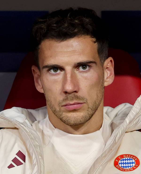 Leon Goretzka sitzt enttäuscht auf der Ersatzbank.