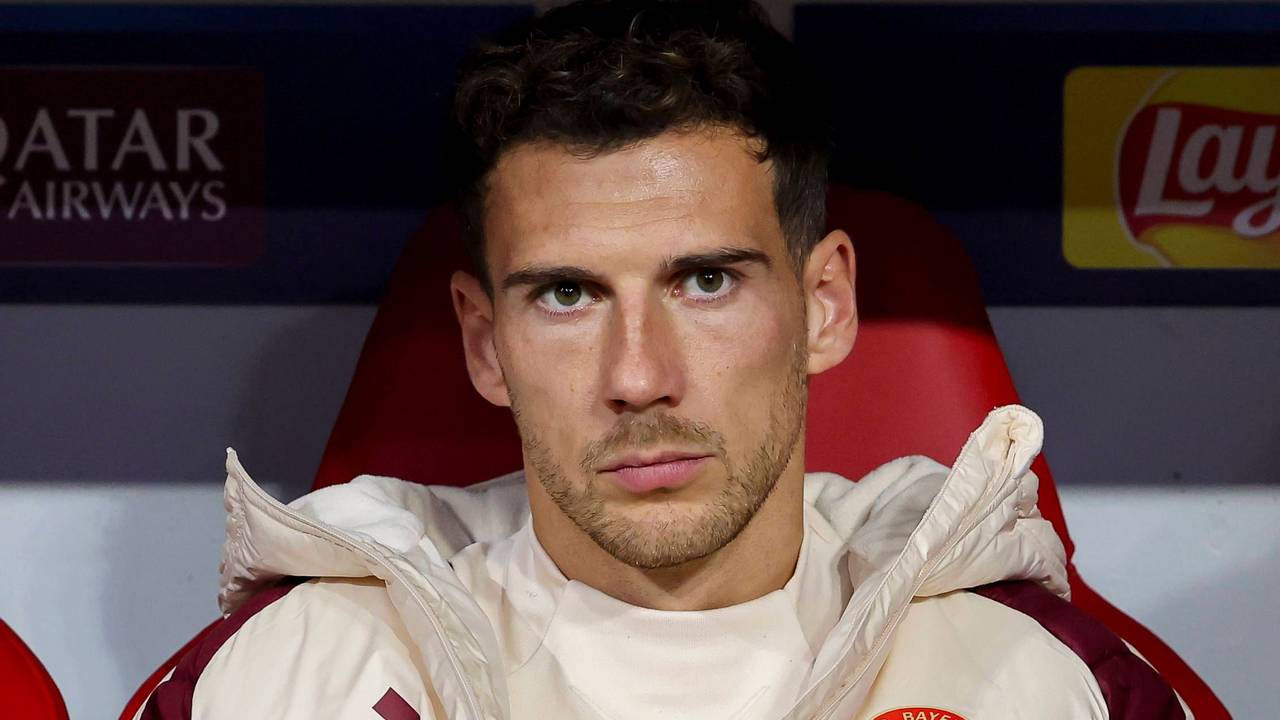 Leon Goretzka sitzt enttäuscht auf der Ersatzbank.