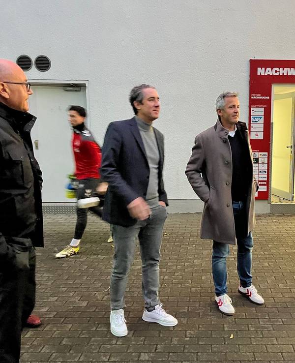 Oliver Seeck, Vorsitzender des Sportausschusses der Stadt Köln, mit Philipp Türoff, Geschäftsführer des 1. FC Köln.