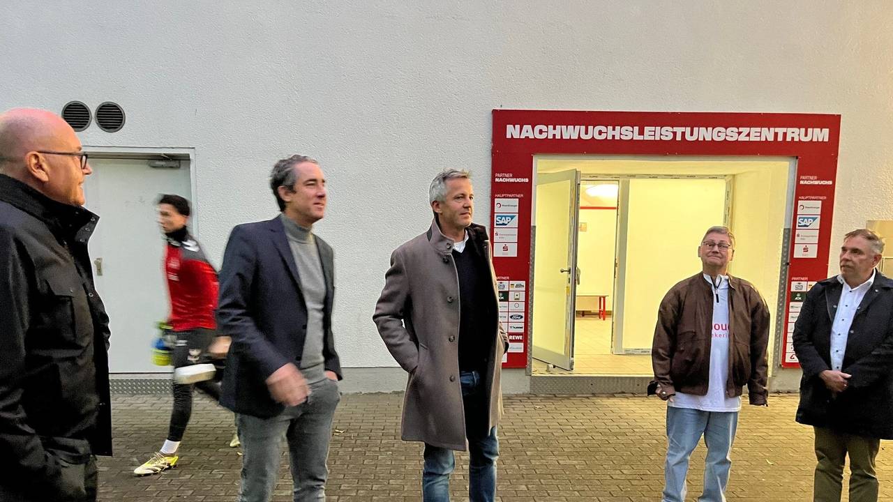 Oliver Seeck, Vorsitzender des Sportausschusses der Stadt Köln, mit Philipp Türoff, Geschäftsführer des 1. FC Köln.