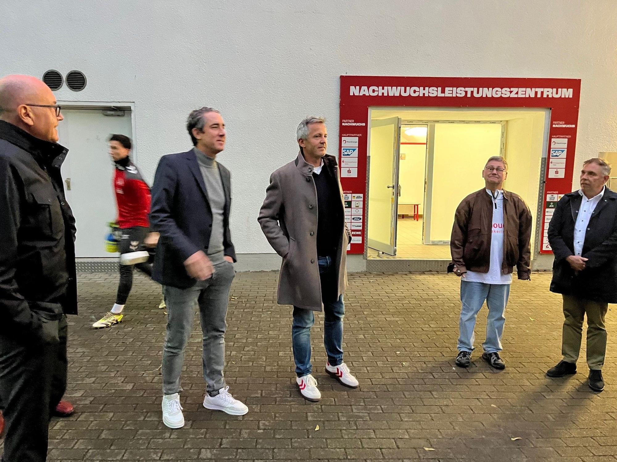 Oliver Seeck, Vorsitzender des Sportausschusses der Stadt Köln, mit Philipp Türoff, Geschäftsführer des 1. FC Köln.