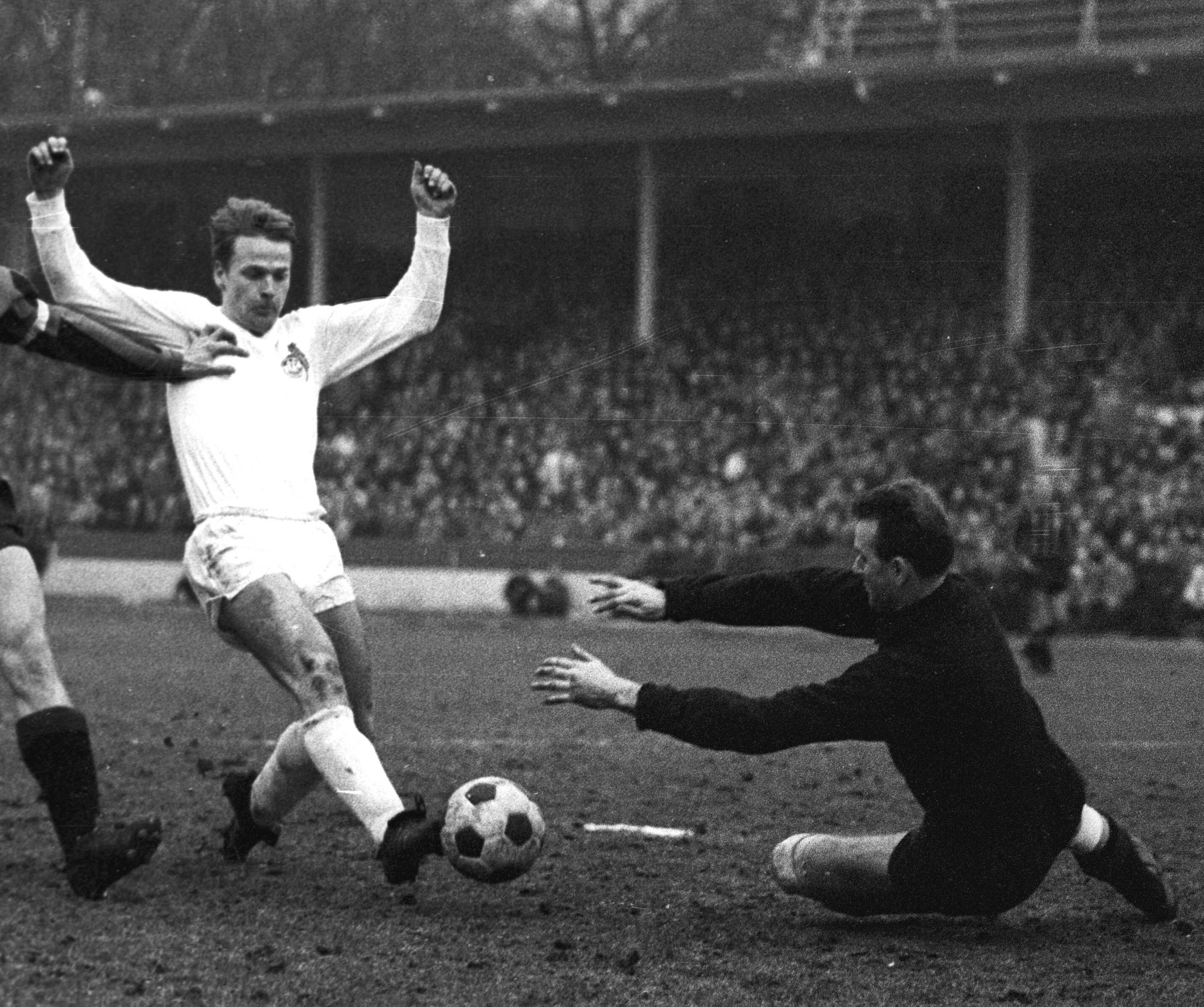 Karl Heinz Thielen (FC) Aktion gegen Torwart Egon Loy (SGE)