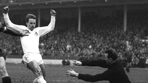 Karl Heinz Thielen (FC) Aktion gegen Torwart Egon Loy (SGE)