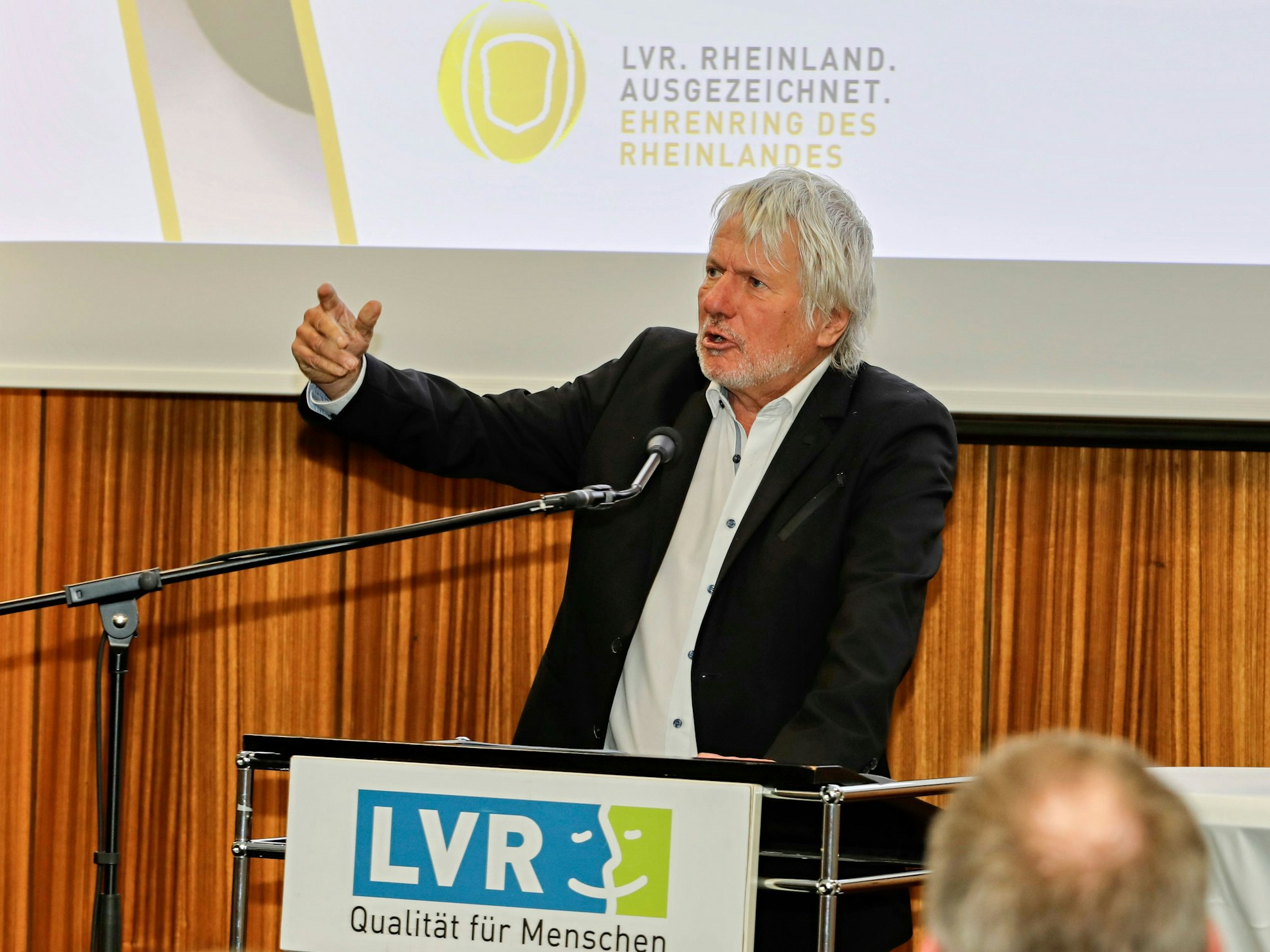 Jürgen Becker bei seiner Rede im Landschaftsverband Rheinland.