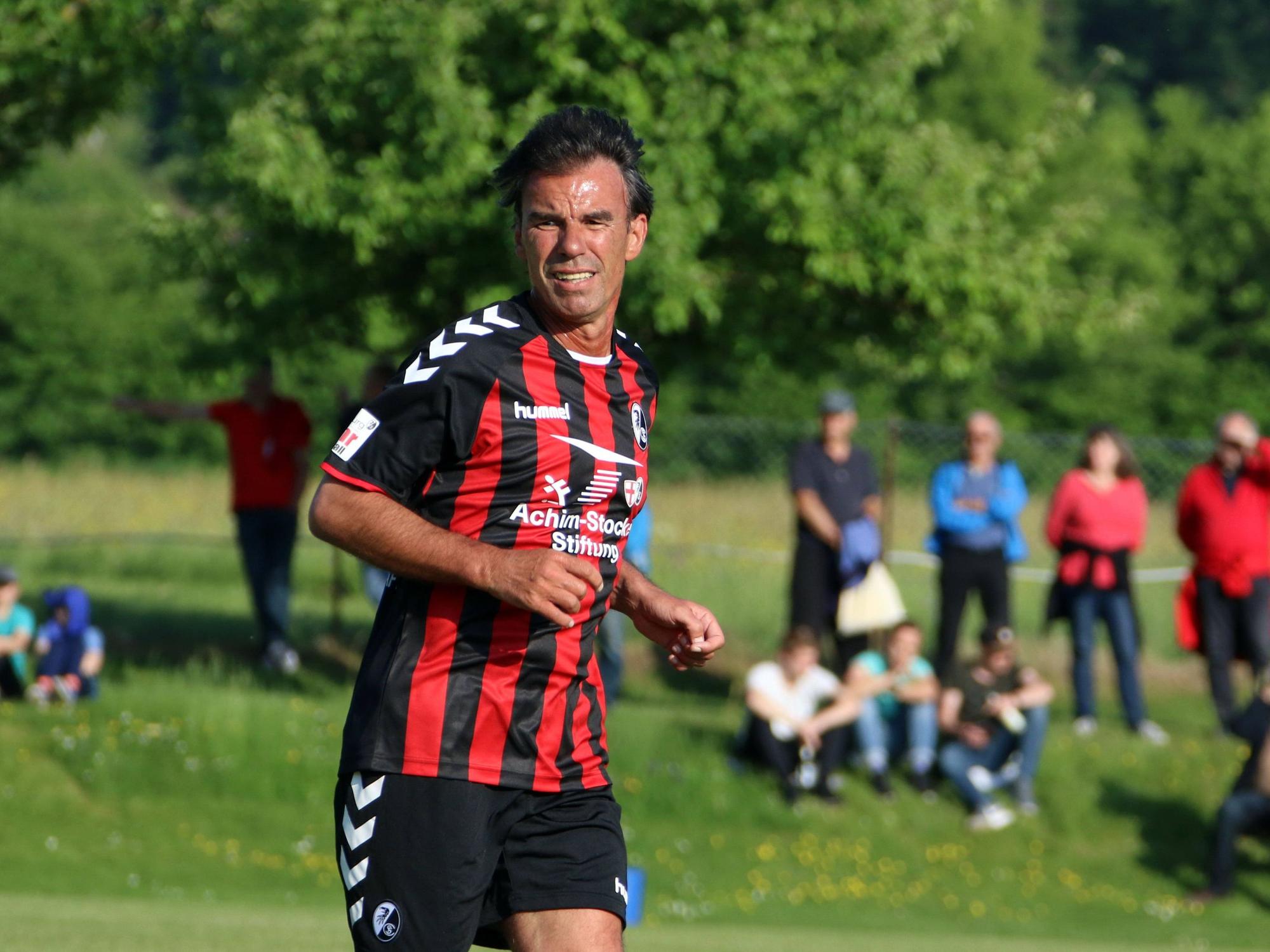 Maximilian Heidenreich bei einem Kick der Traditionsmannschaft des SC Freiburg.