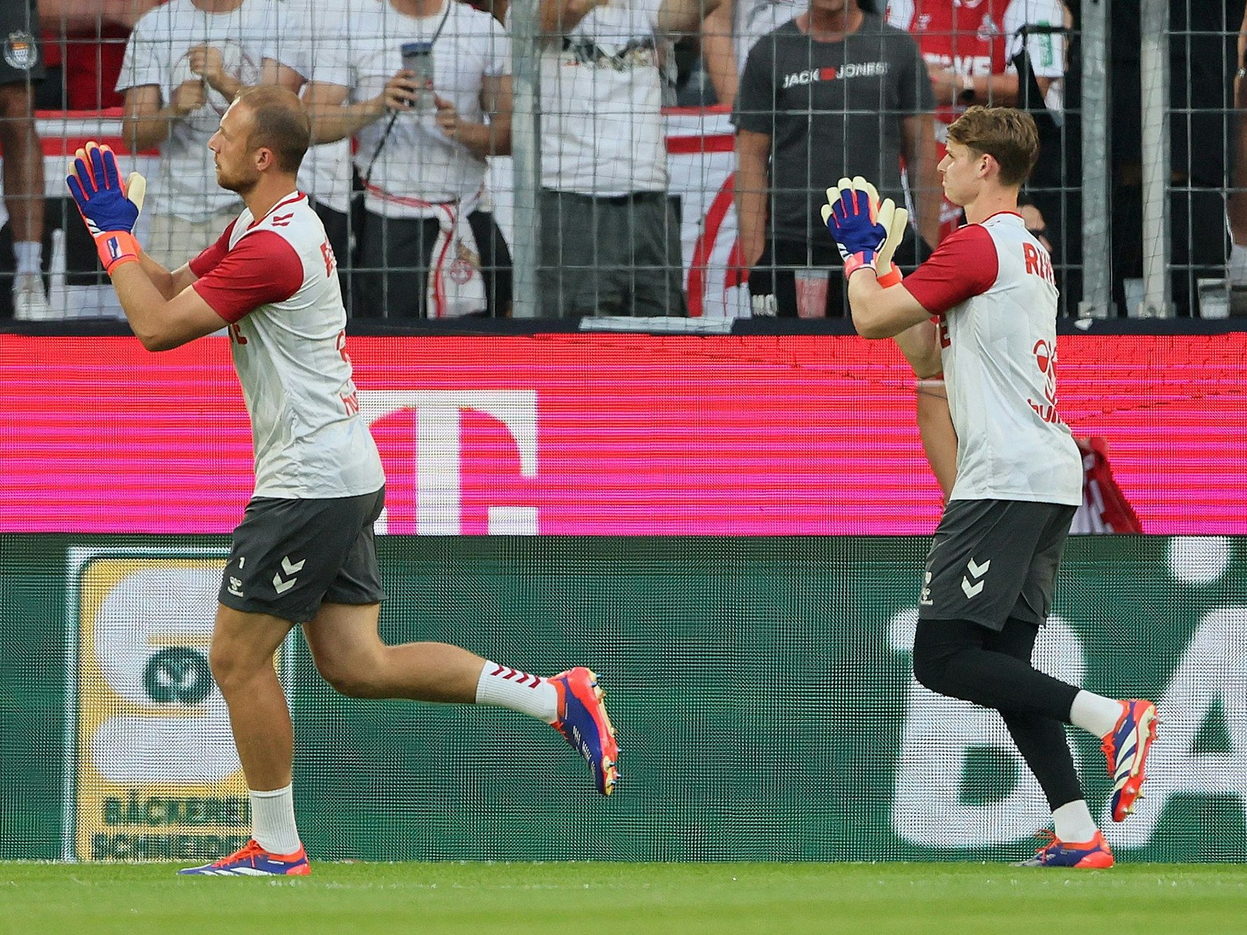 Marvin Schwäbe und Jonas Urbig laufen durchs Rhein-Energie-Stadion.