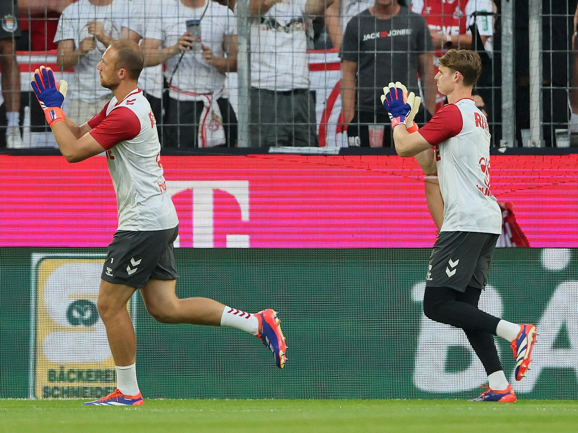 Marvin Schwäbe und Jonas Urbig laufen durchs Rhein-Energie-Stadion.