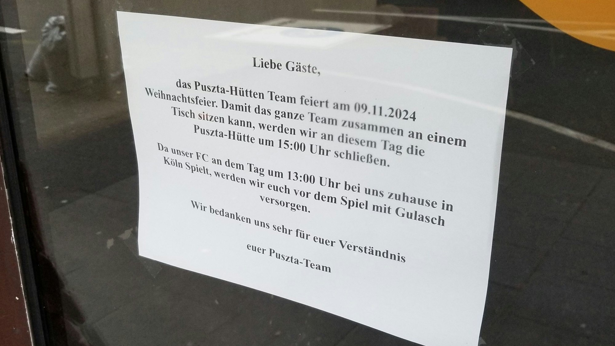 Ein Zettel hängt am Eingang der Puszta-Hütte