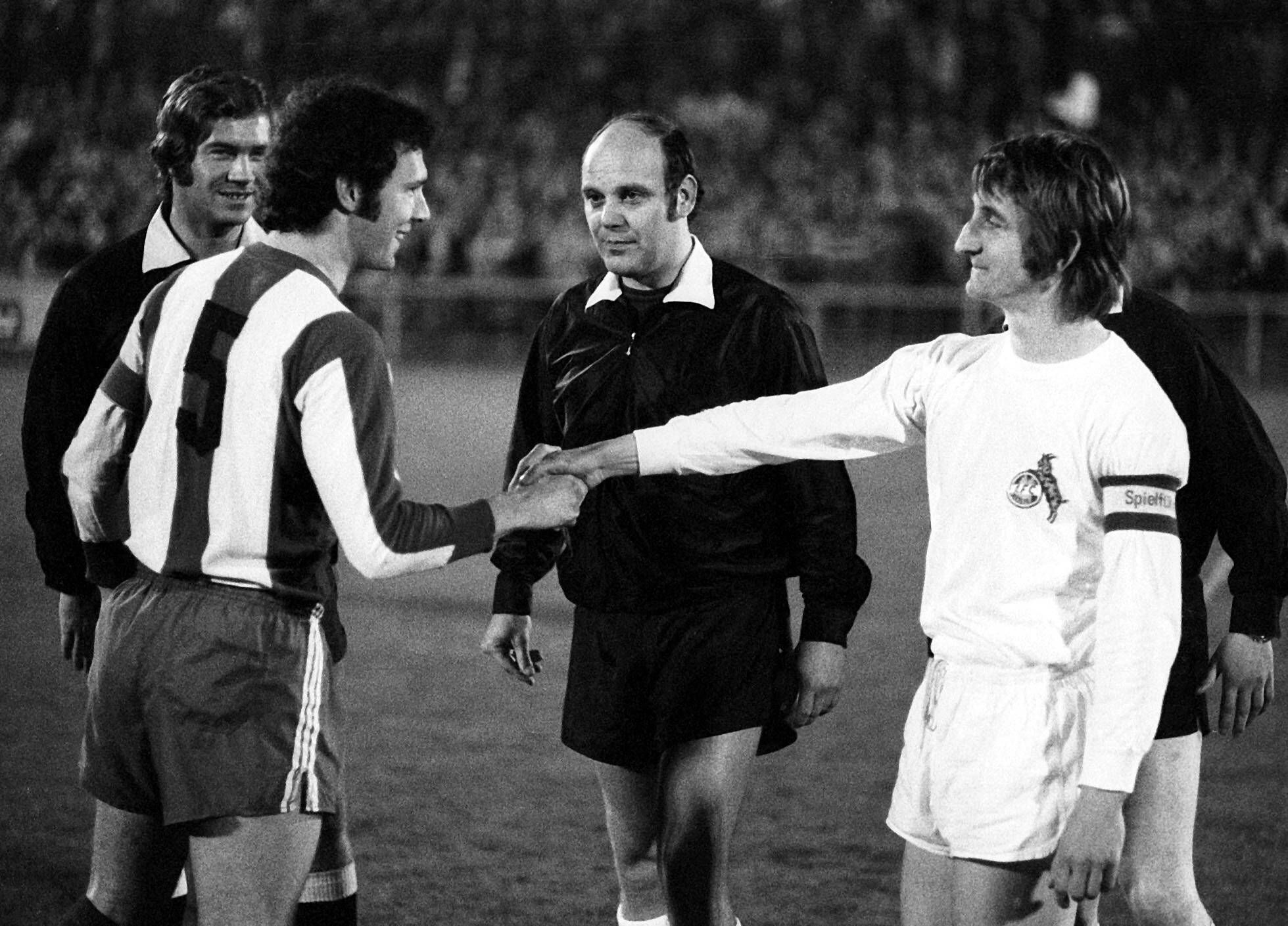 Hannes Löhr (Köln, re.) begrüßt Franz Beckenbauer (Bayern)