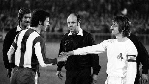 Hannes Löhr (Köln, re.) begrüßt Franz Beckenbauer (Bayern)