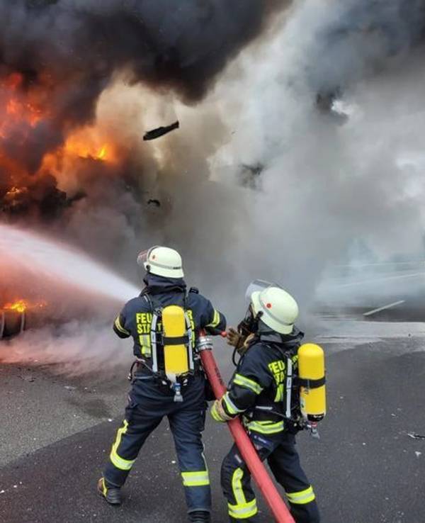 Auf der A2 in Fahrtrichtung Hannover bei Vlotho brennt ein Lastwagen mit Kunststoffgranulat.