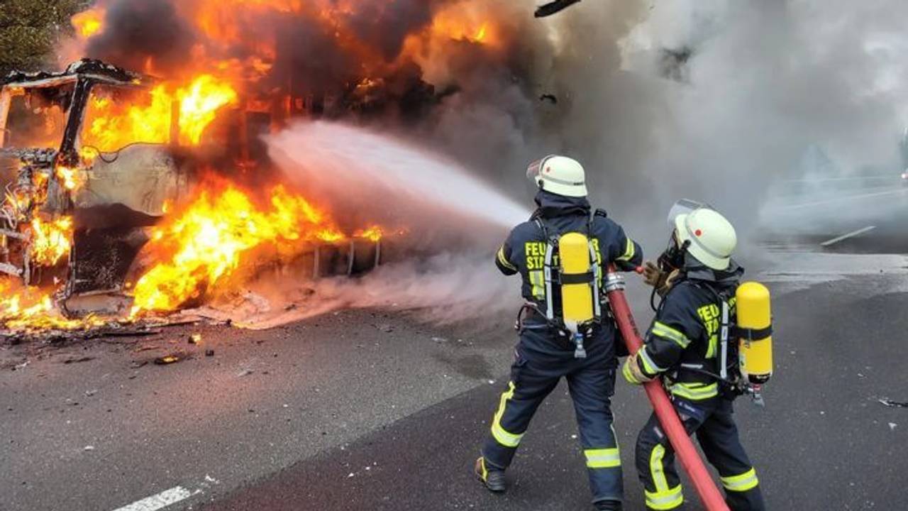Auf der A2 in Fahrtrichtung Hannover bei Vlotho brennt ein Lastwagen mit Kunststoffgranulat.