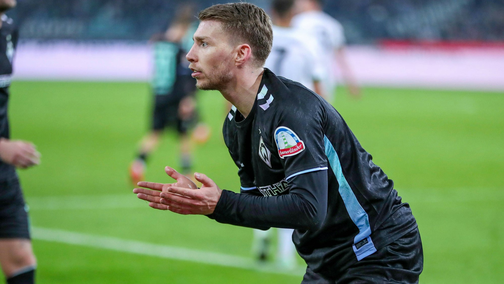 Mitchell Weiser versteht im Bundesliga-Spiel von Werder Bremen in Gladbach am Sonntag (3. November 2024) die Welt nicht mehr.