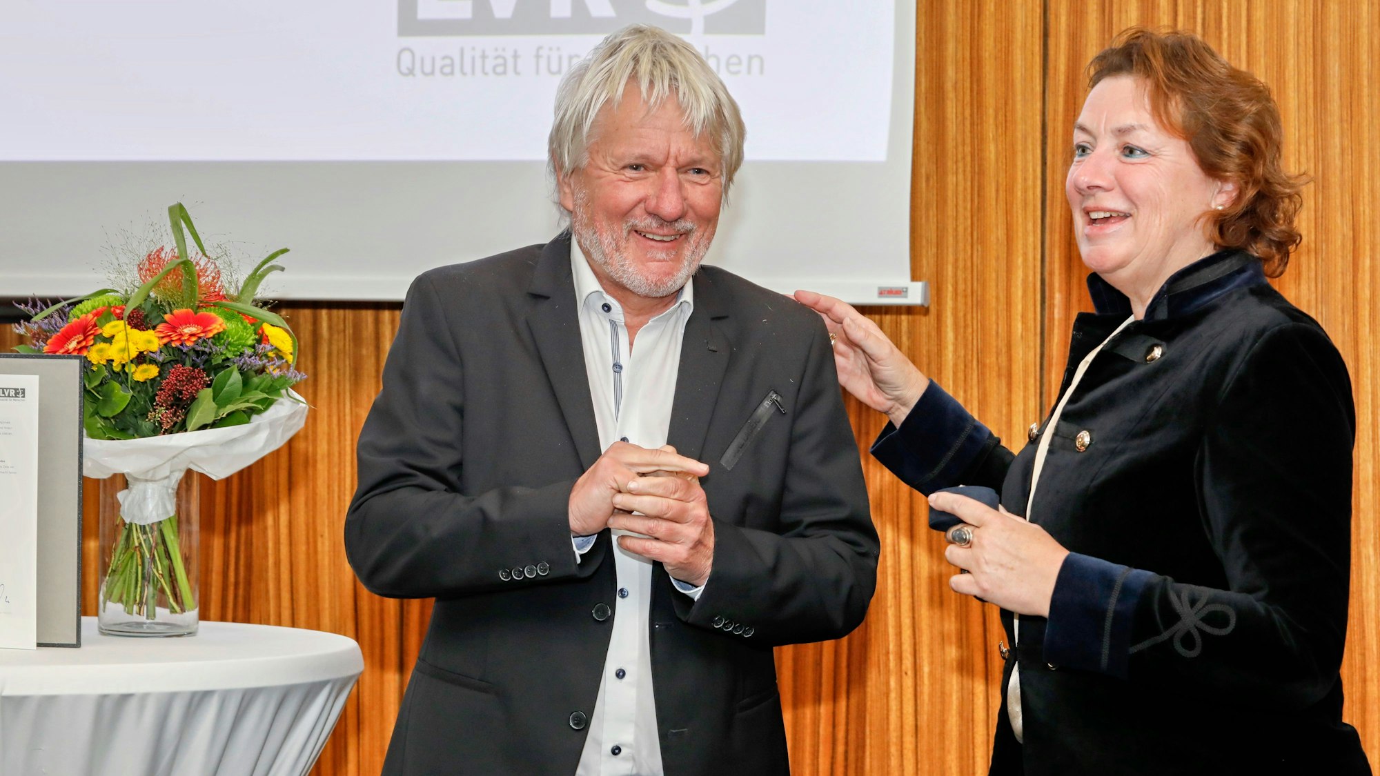 Anne Henk-Hollstein mit Jürgen Becker.