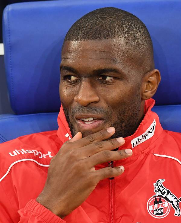 Anthony Modeste sitzt in FC-Jacke auf der Bank.