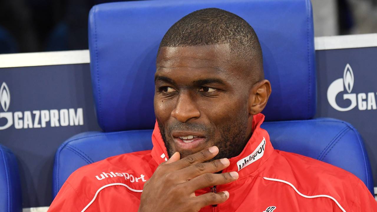 Anthony Modeste sitzt in FC-Jacke auf der Bank.