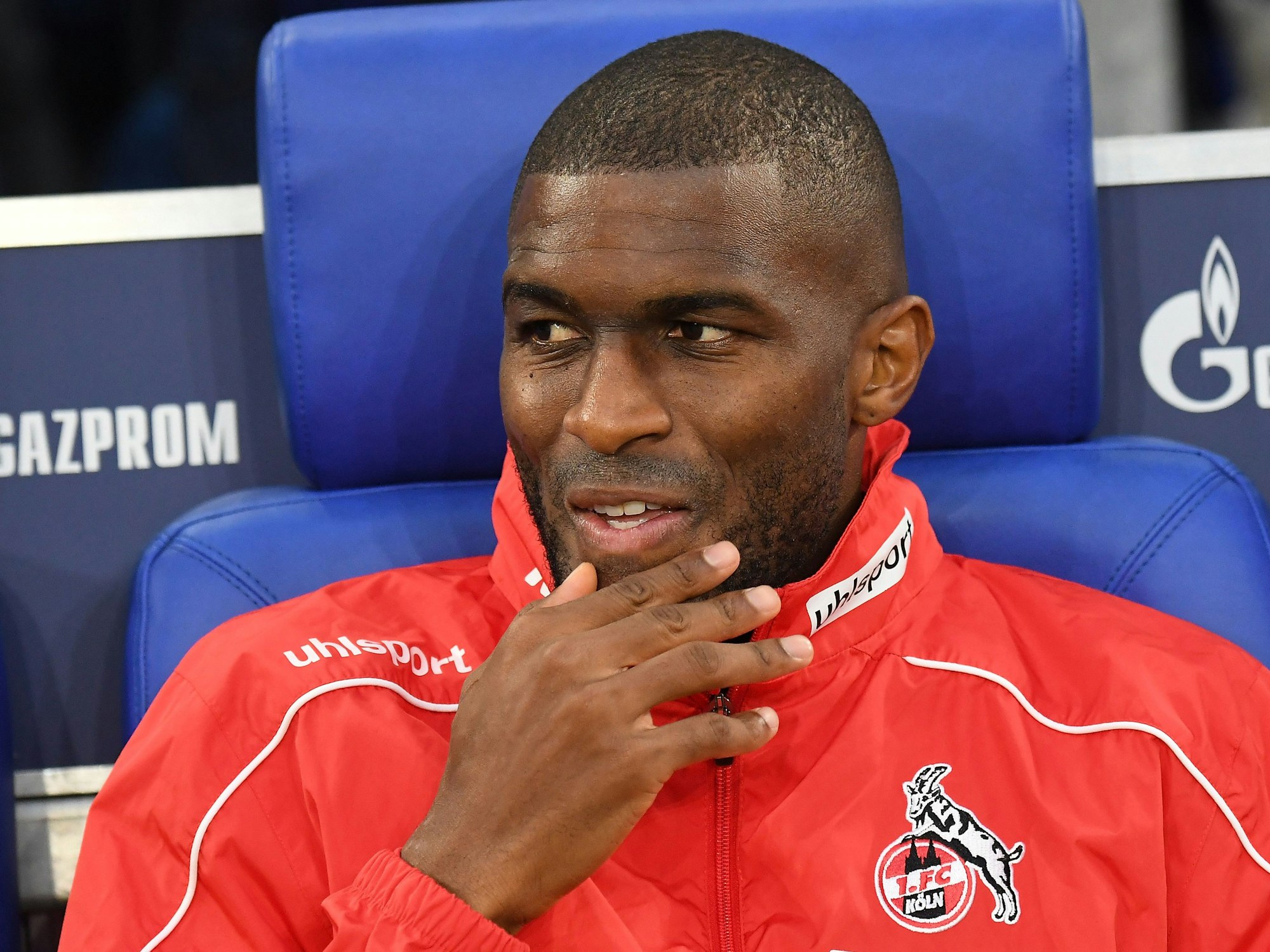Anthony Modeste sitzt in FC-Jacke auf der Bank.