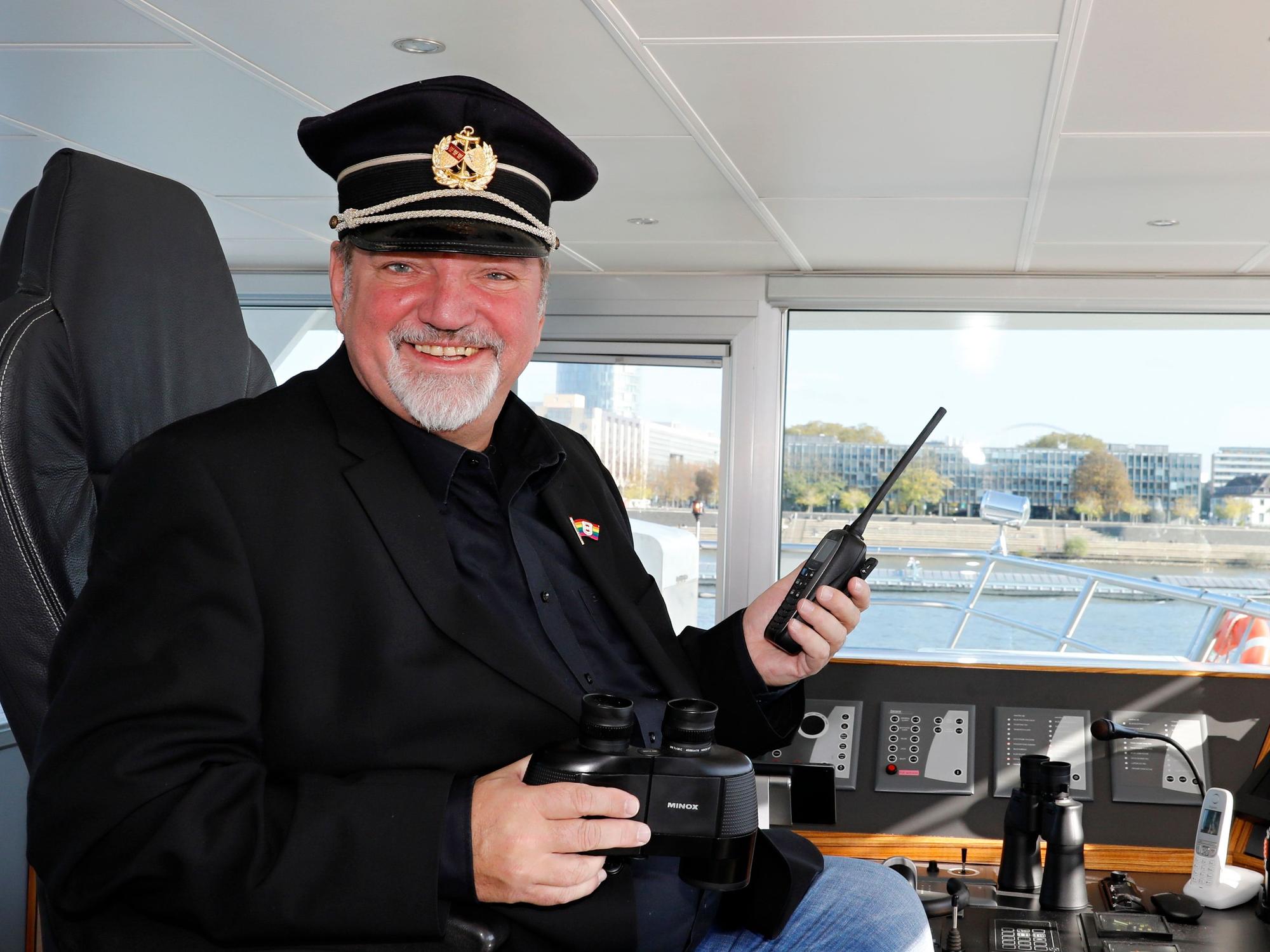 Michael Samm als Kapitän.