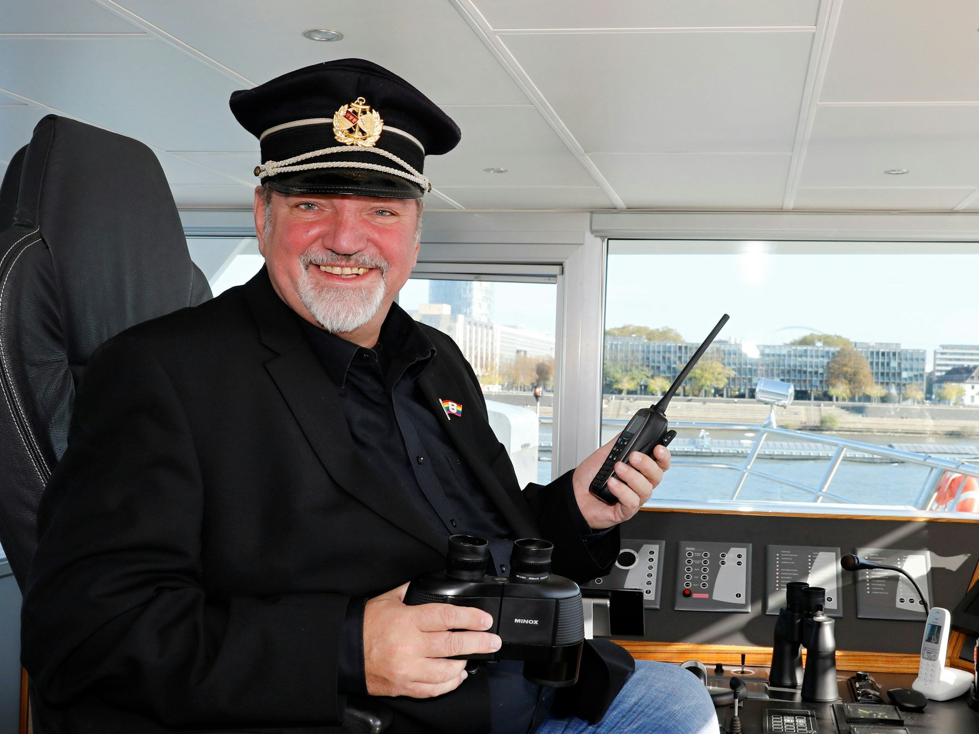 Michael Samm als Kapitän.