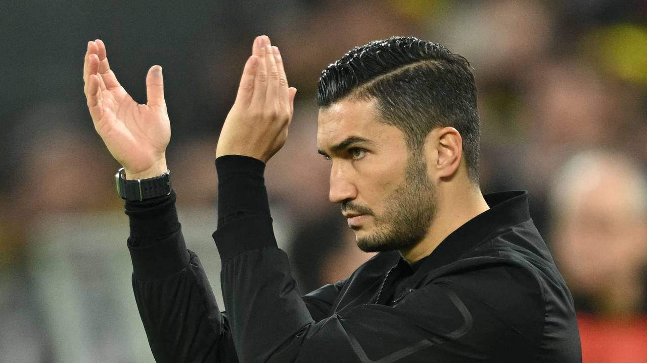 Nuri Sahin klatscht nach einem Spiel von Borussia Dortmund in die Hände