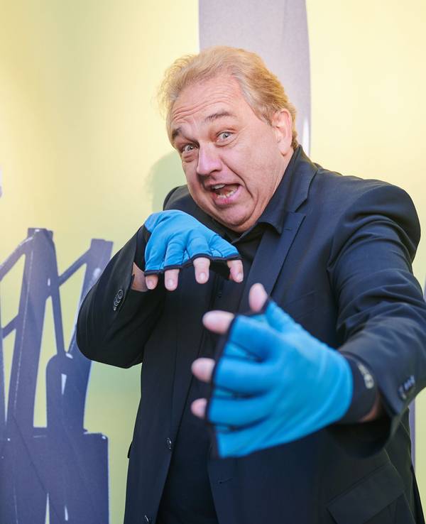 Oliver Kalkofe kommt zur Verleihung des Deutschen Podcast Preises