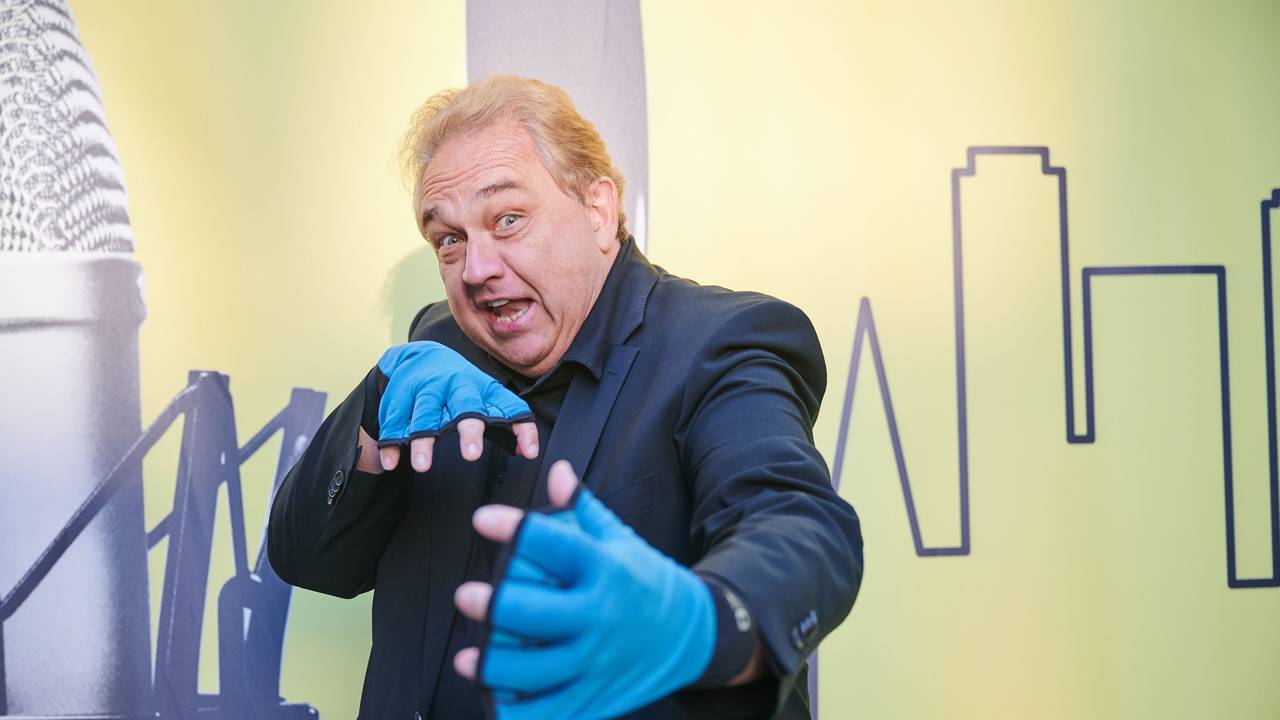 Oliver Kalkofe kommt zur Verleihung des Deutschen Podcast Preises