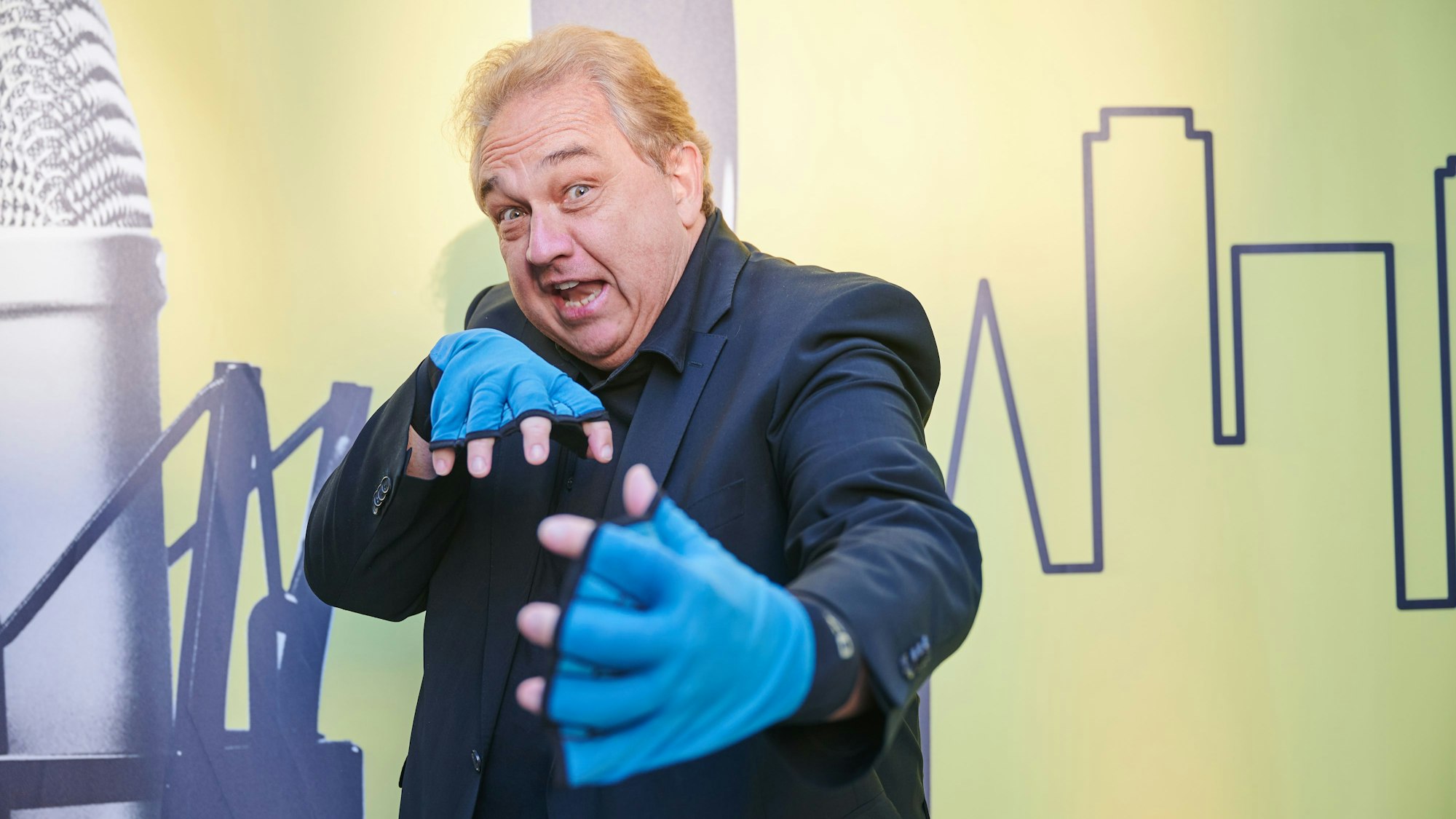 Oliver Kalkofe kommt zur Verleihung des Deutschen Podcast Preises