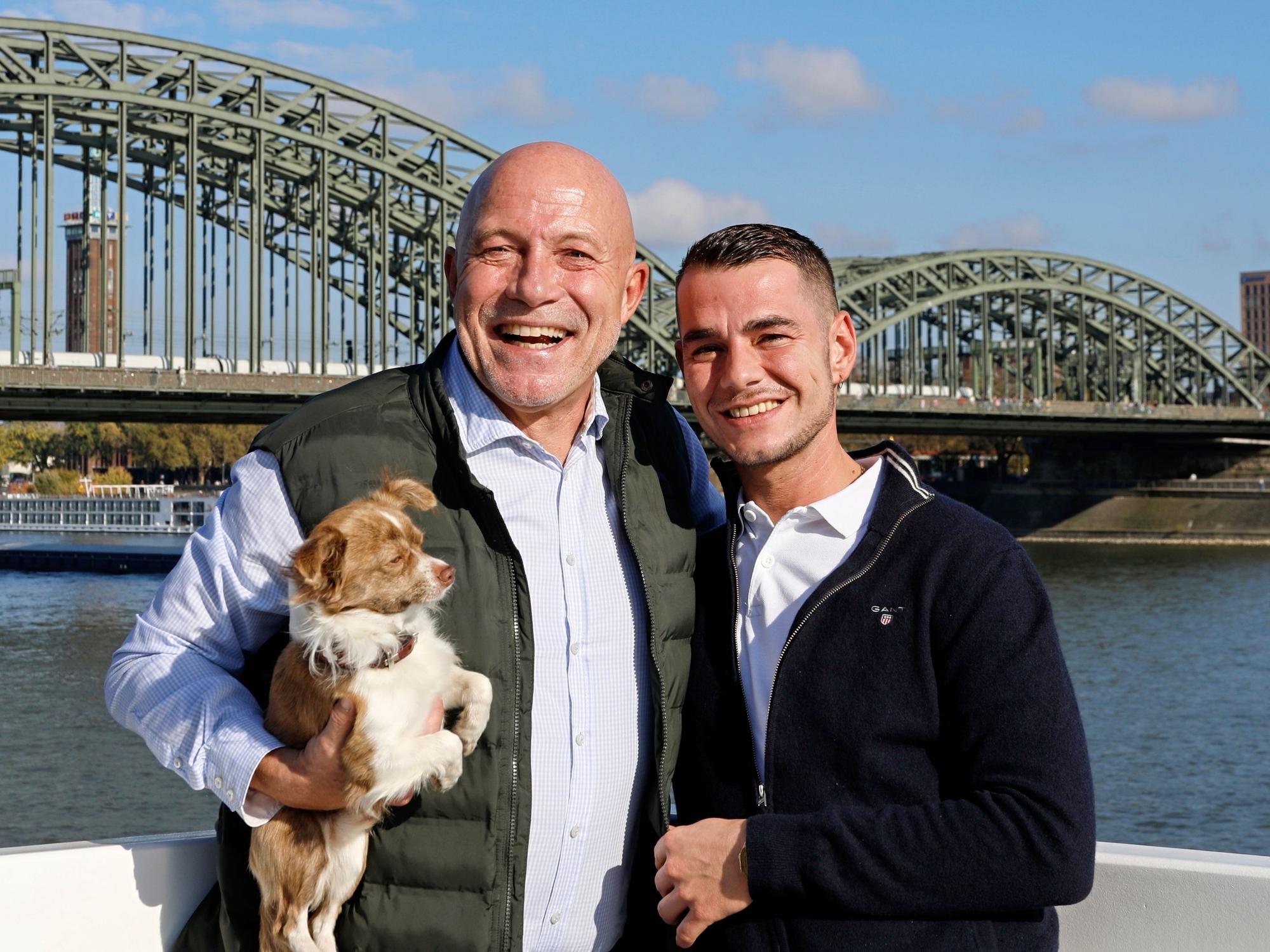 René Klöver (l.) mit seinem Ehemann Kevin Klöver und Hund Oscar.