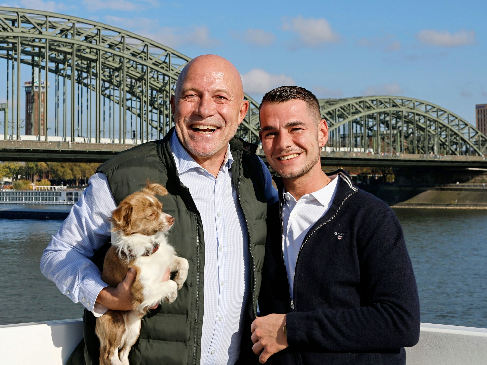 René Klöver (l.) mit seinem Ehemann Kevin Klöver und Hund Oscar.