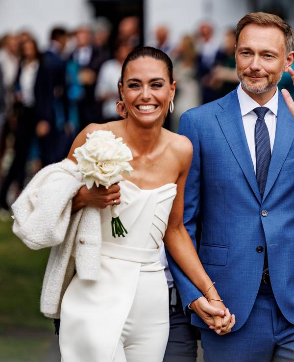 Der damalige Bundesfinanzminister Christian Lindner (FDP) und seine Lebensgefährtin Franca Lehfeldt am Tag ihrer standesamtlichen Hochzeit, dem 7. Juli 2022, auf Sylt.
