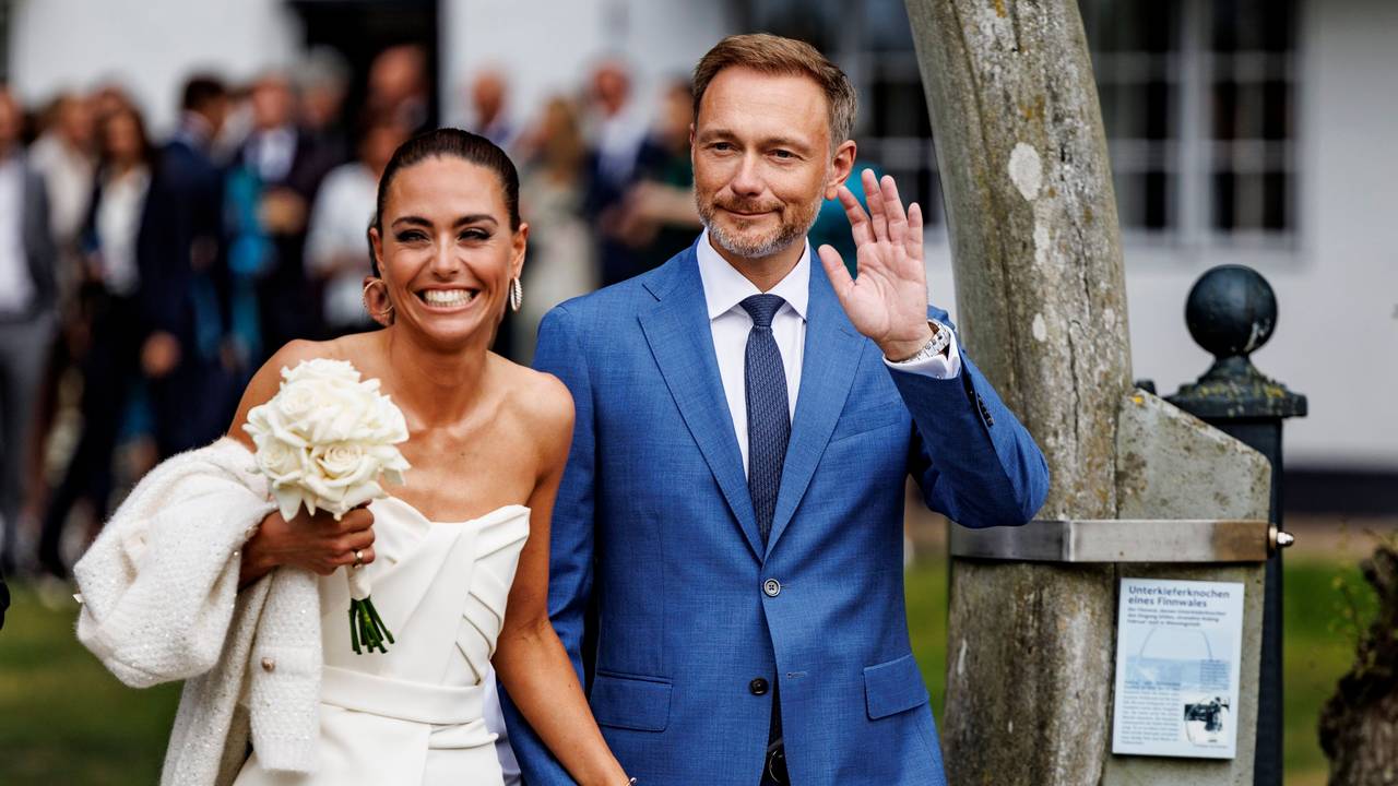 Der damalige Bundesfinanzminister Christian Lindner (FDP) und seine Lebensgefährtin Franca Lehfeldt am Tag ihrer standesamtlichen Hochzeit, dem 7. Juli 2022, auf Sylt.
