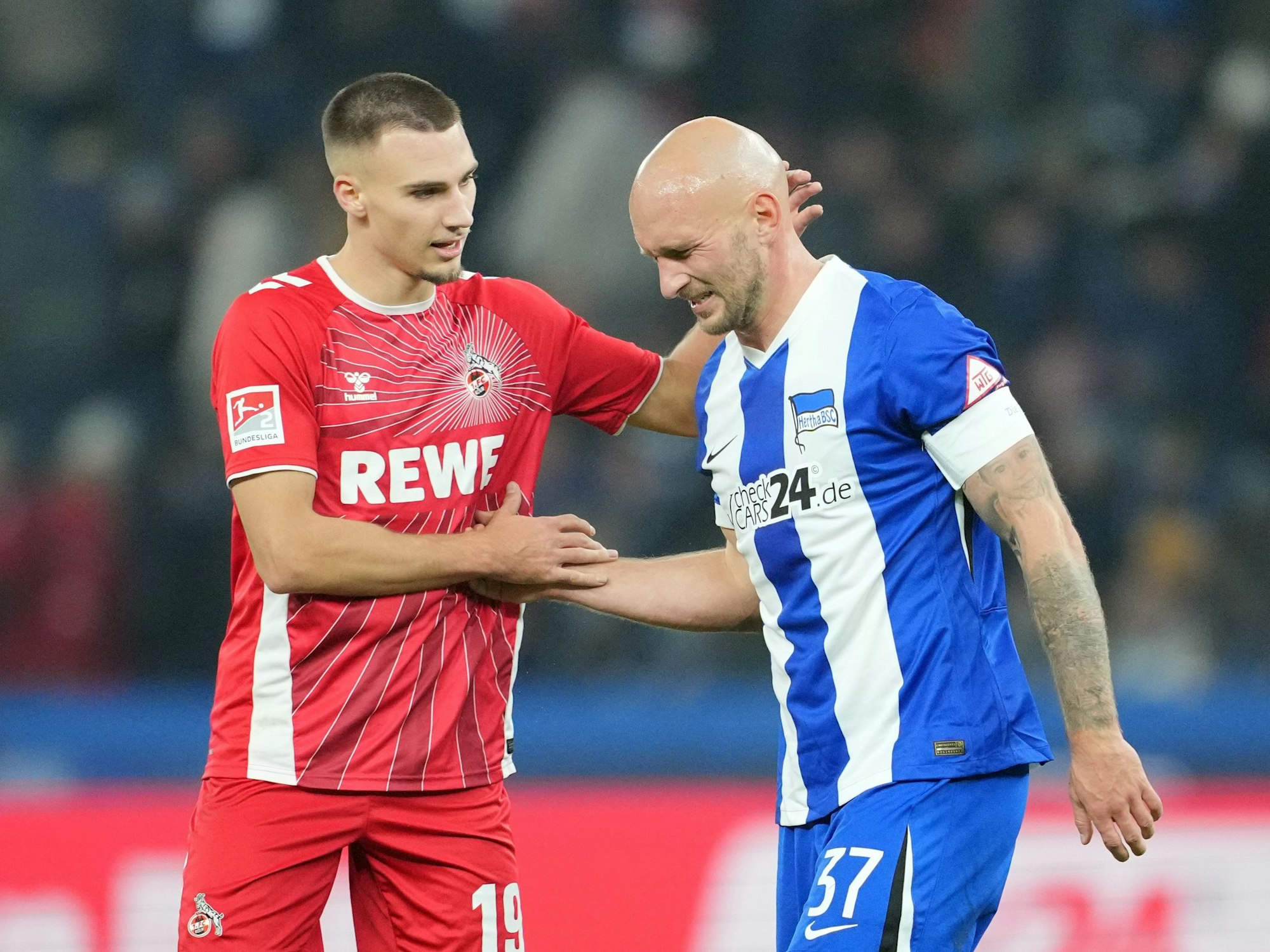 Tim Lemperle klatscht mit Toni Leistner ab.