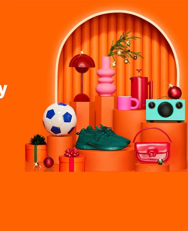 Amazon Black Friday Woche: Darstellung verschiedener Produkte auf einem orangenen Podest