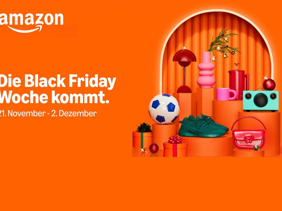Amazon Black Friday Woche: Darstellung verschiedener Produkte auf einem orangenen Podest