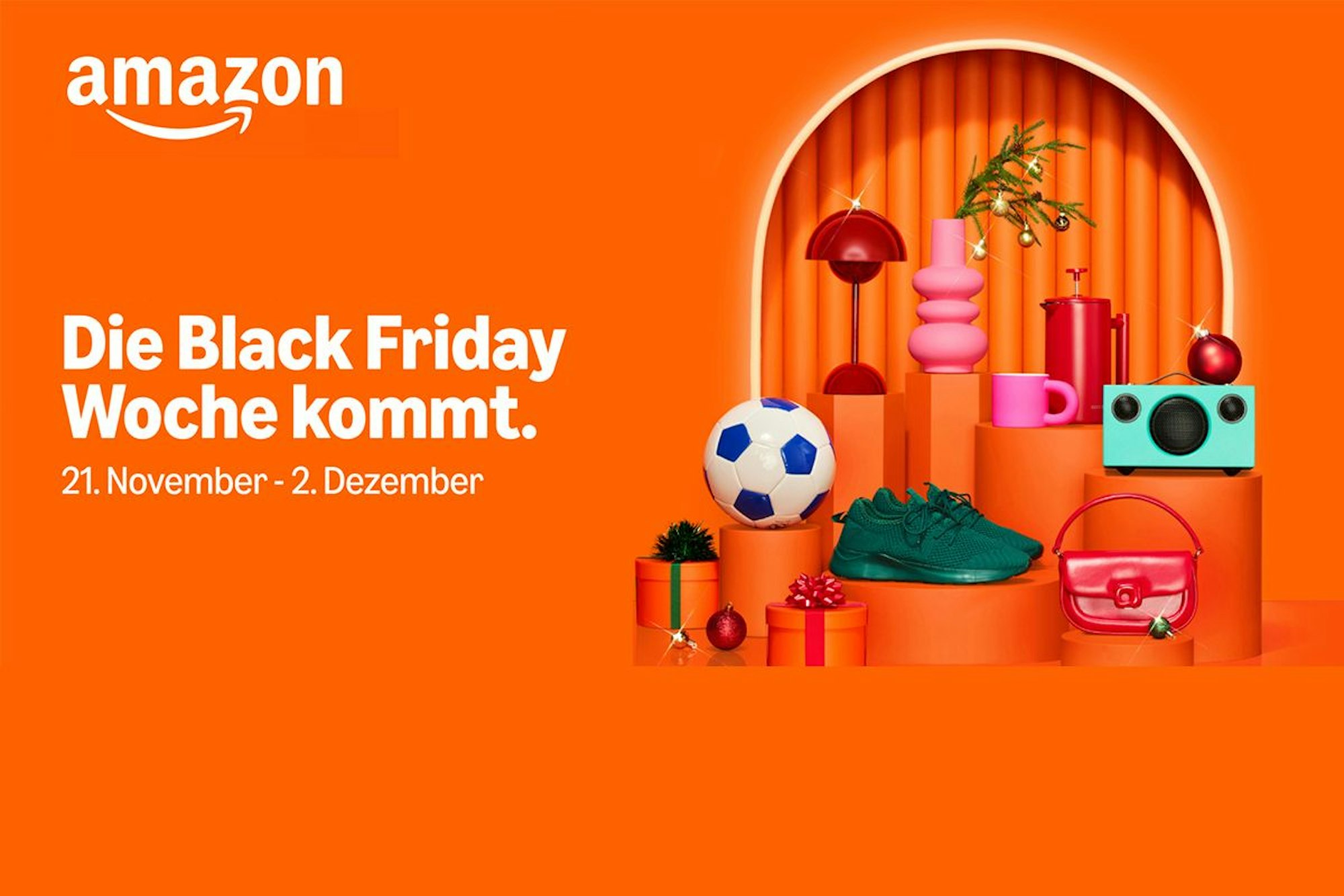 Amazon Black Friday Woche: Darstellung verschiedener Produkte auf einem orangenen Podest