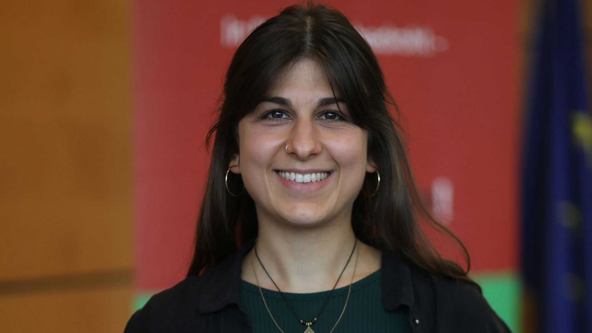 Mona Badreddin ist von Polizeipräsidenten Johannes Hermanns für ihre Zivilcourage und vorbildliches Handeln in Ausnahmesituationen ausgezeichnet.