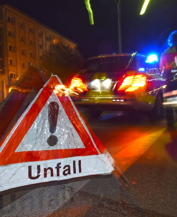 Ein Polizeifahrzeug steht am 22.06.2015 in Freiburg (Baden-Württemberg) mit Blaulicht auf der Straße.