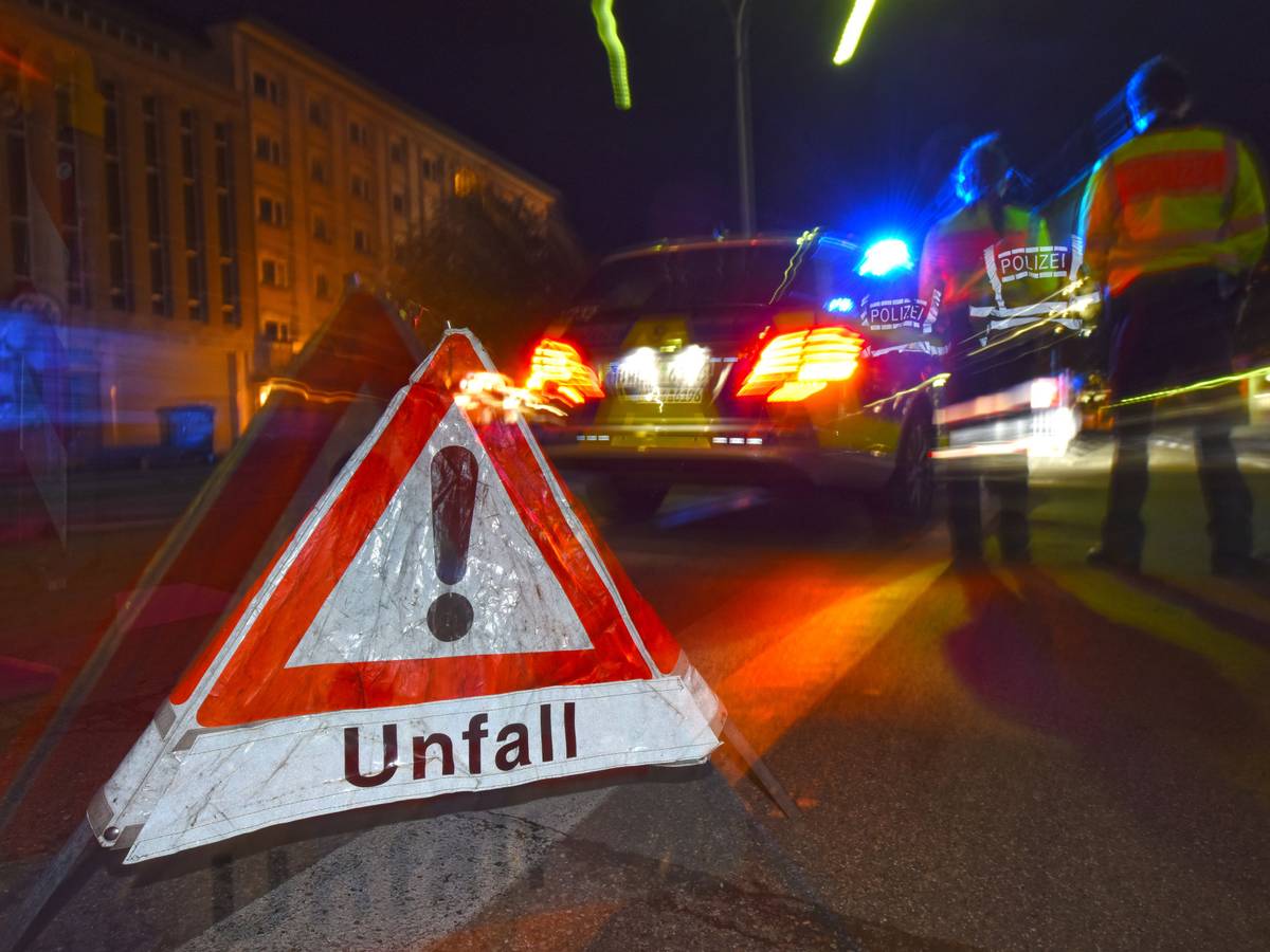 Das Paar flüchtete vor der Polizei. Doch die Flucht wurde durch einen Unfall jäh gestoppt. (Symbolfoto)