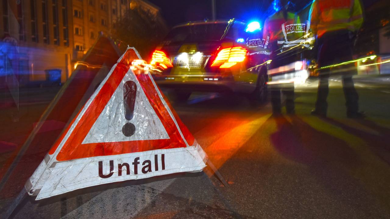 Ein Polizeifahrzeug steht am 22.06.2015 in Freiburg (Baden-Württemberg) mit Blaulicht auf der Straße.