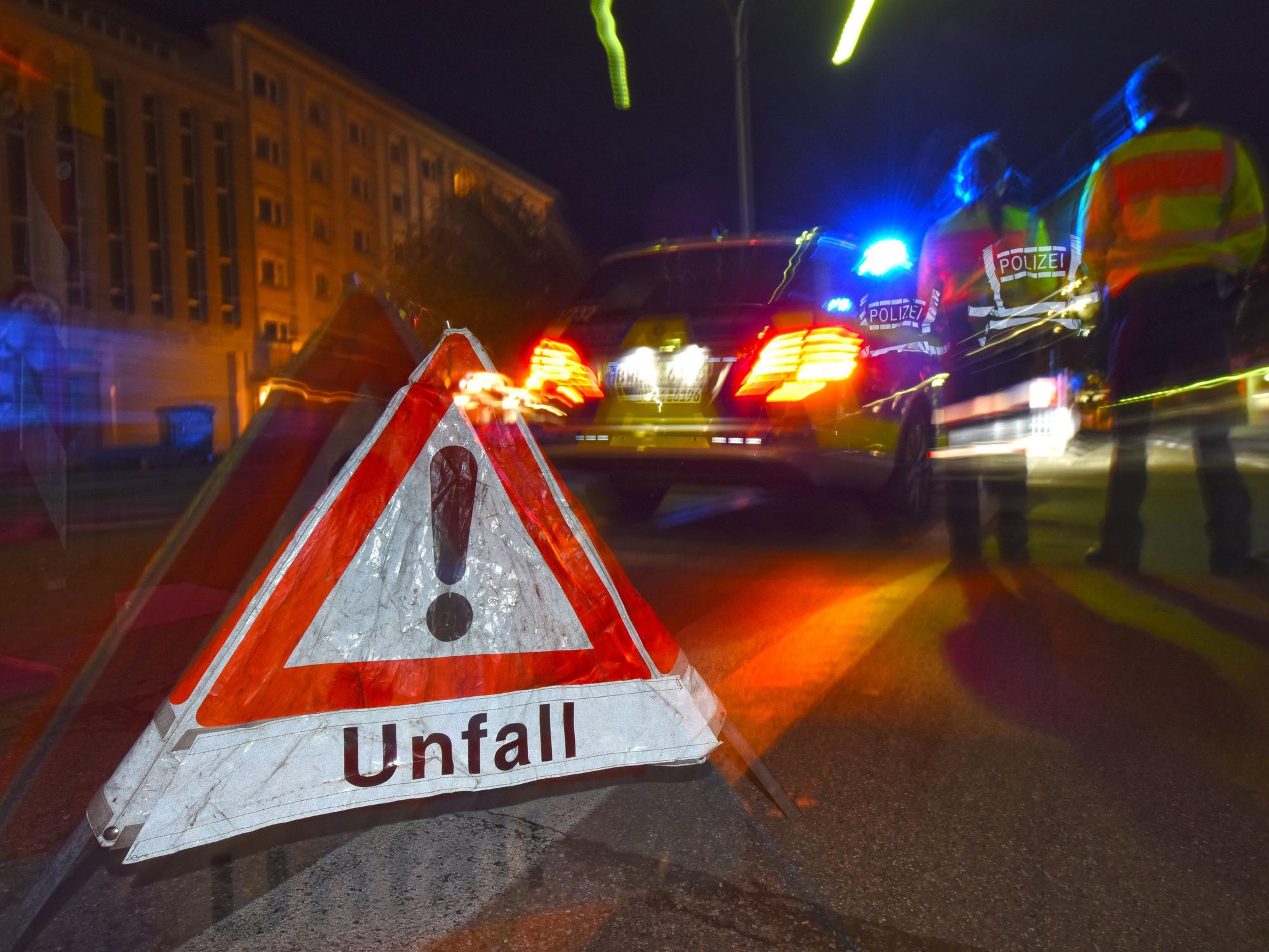 Das Paar flüchtete vor der Polizei. Doch die Flucht wurde durch einen Unfall jäh gestoppt. (Symbolfoto)