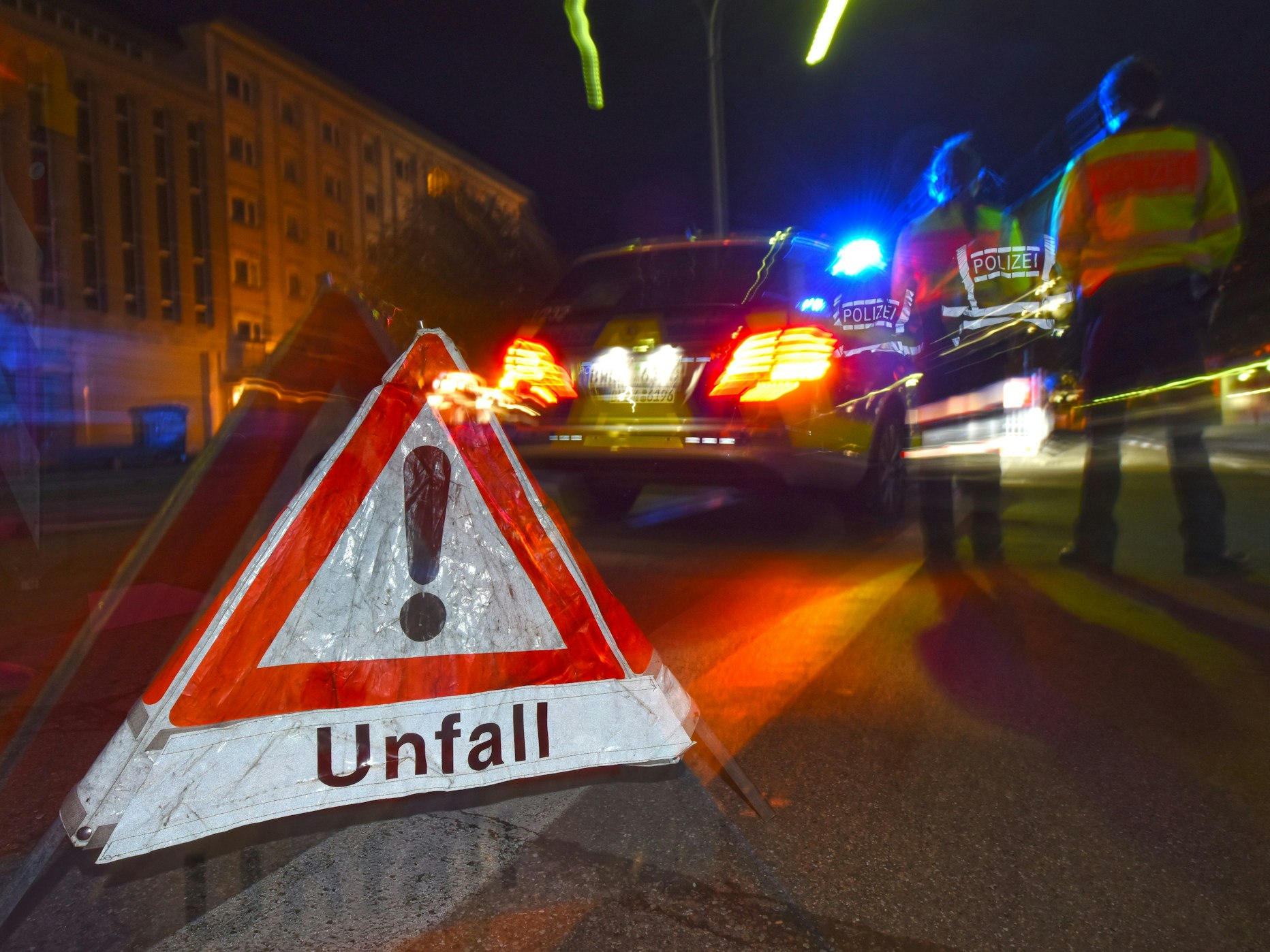 Ein Polizeifahrzeug steht am 22.06.2015 in Freiburg (Baden-Württemberg) mit Blaulicht auf der Straße.