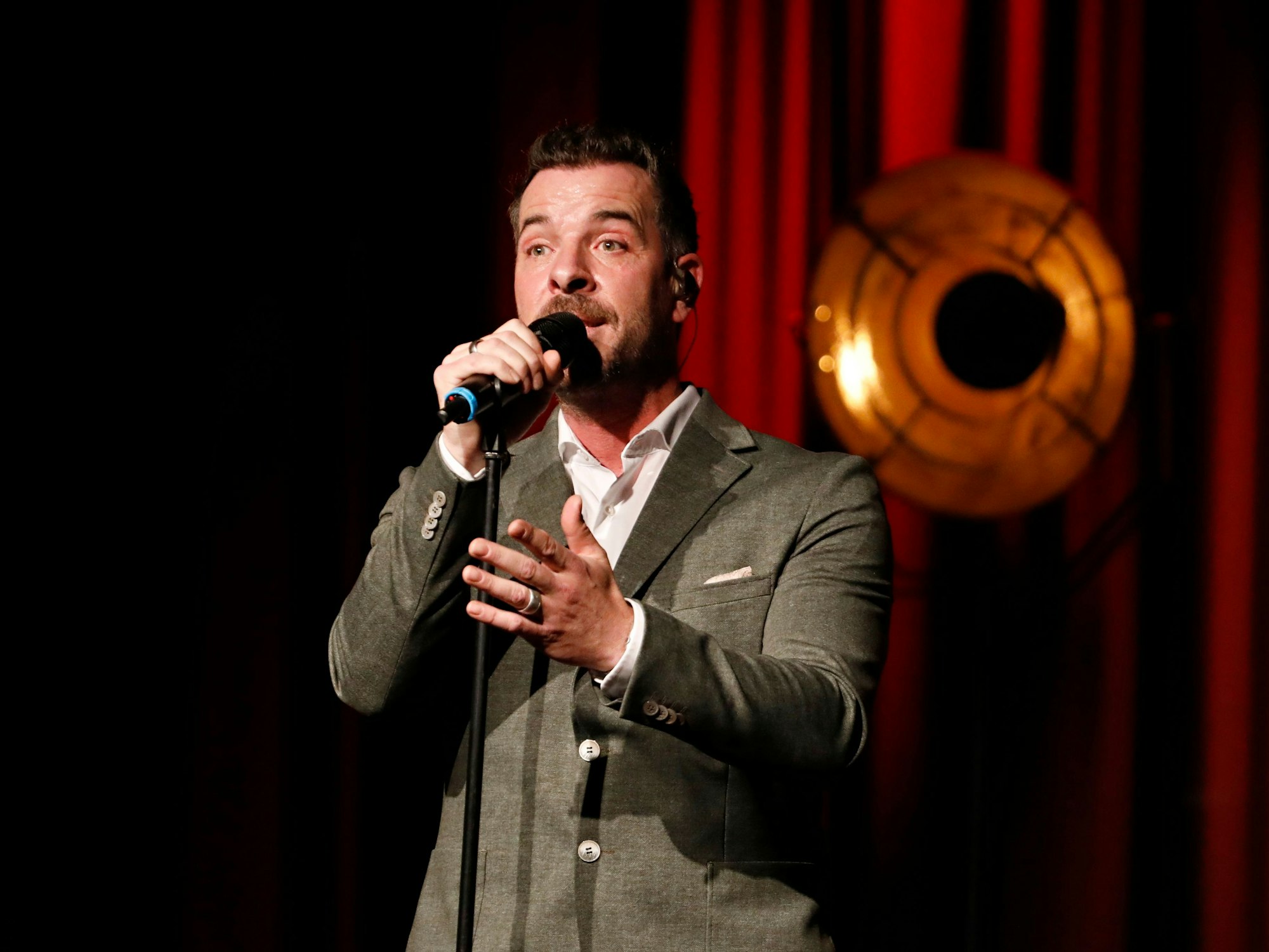 Torben Klein singt auf der Bühne.