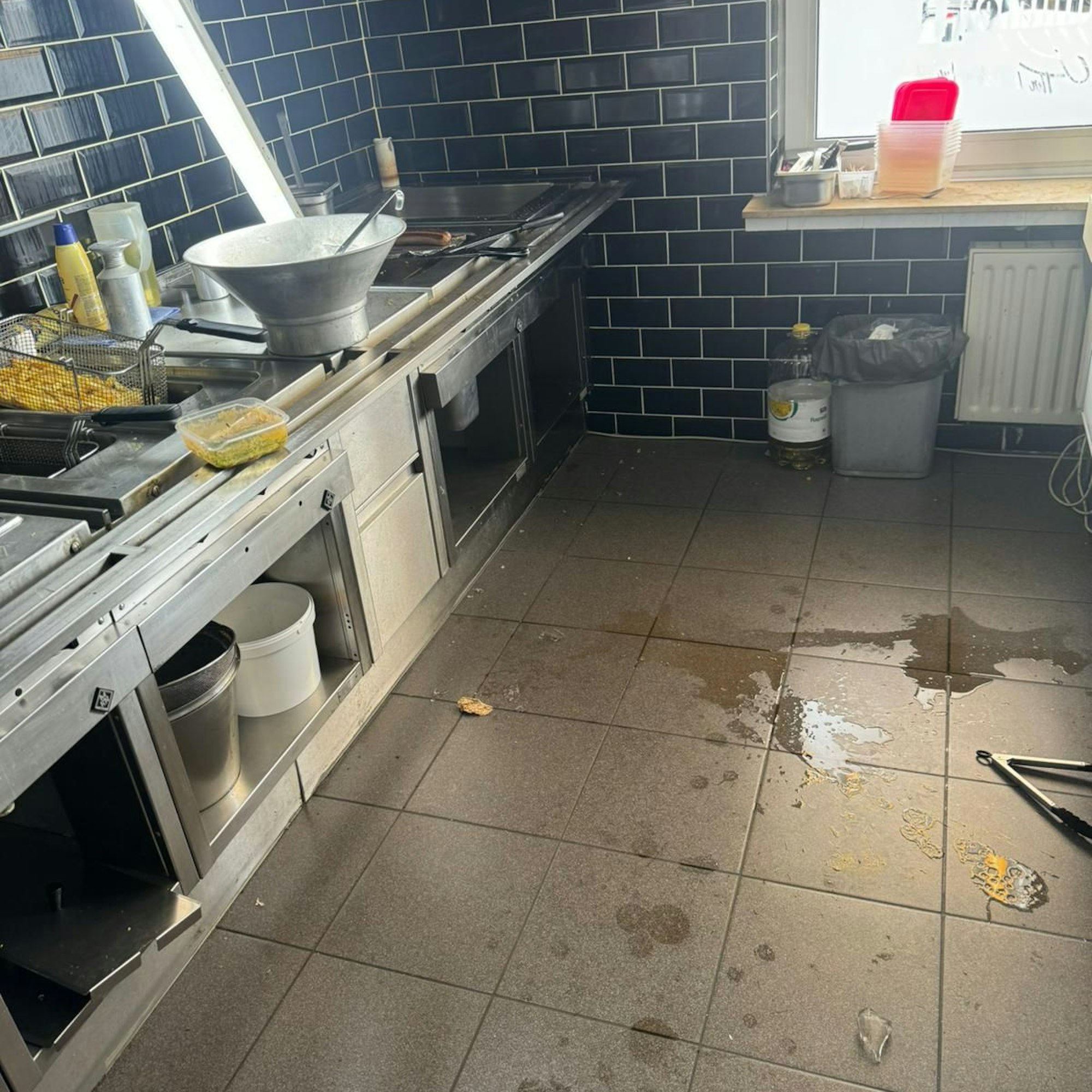 Dieses Foto wurde kurz nach dem Angriff am 3. September aufgenommen. Die Glasscherben der Cola-Flaschen sind noch auf dem Boden des Imbisses zu sehen.