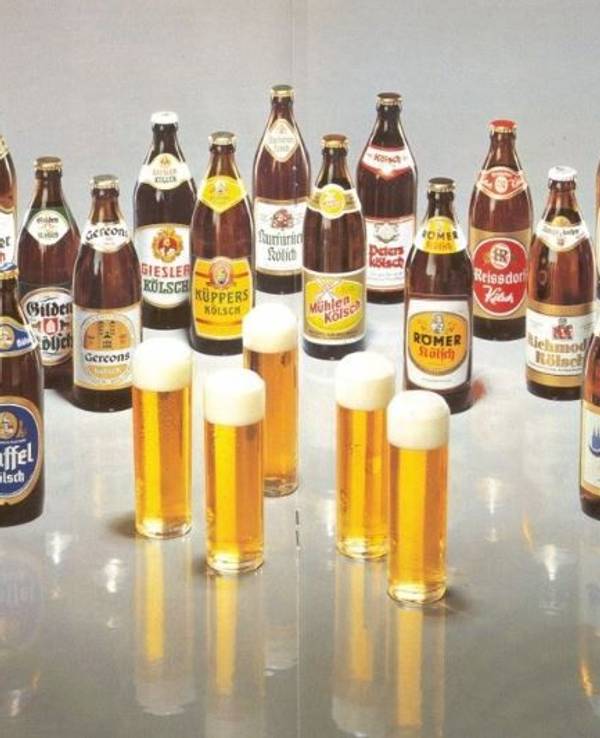 Mehrere alte Kölsch-Flaschen und die Etiketten