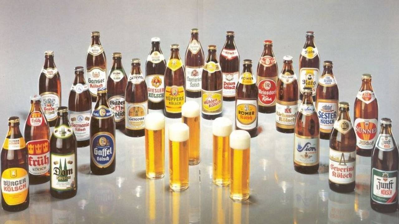 Mehrere alte Kölsch-Flaschen und die Etiketten