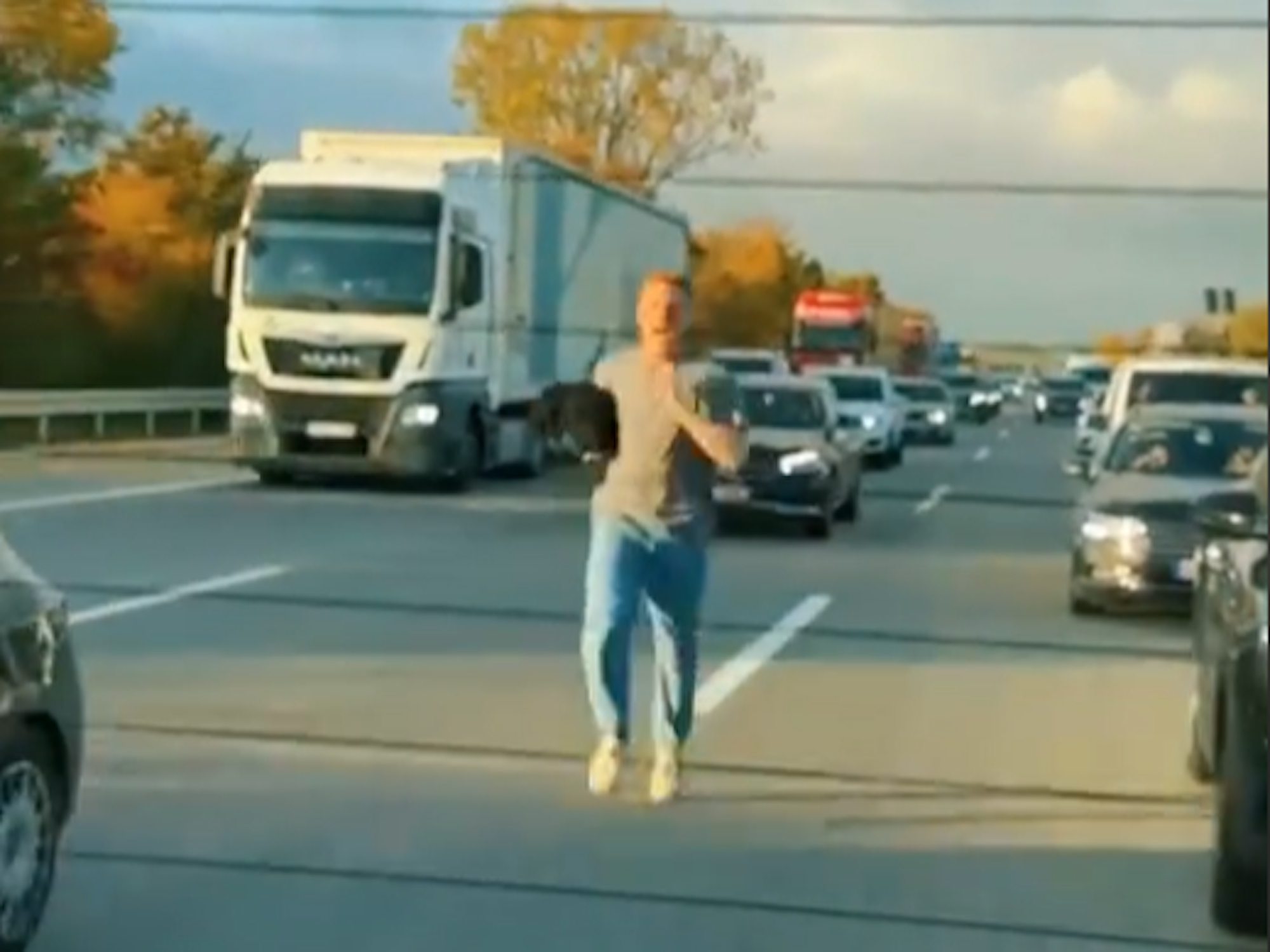 Marcel Halstenberg läuft auf einer Autobahn.